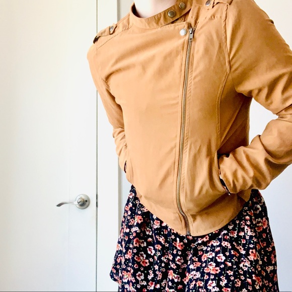 Sold ❤️Tan western (leather jacket like) jacket w/ buckle - Picture 3 of 4